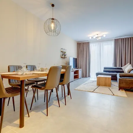 Sleek 2br By The Promenade *