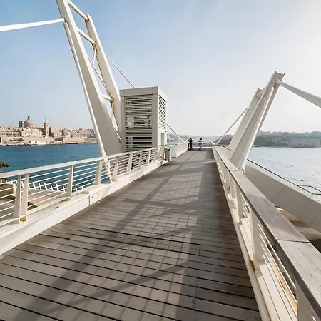 Sleek 2br By The Promenade