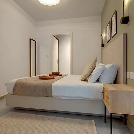 Sleek 2br By The Promenade *