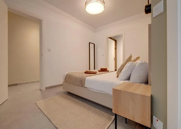 Sleek 2br By The Promenade Apartament *