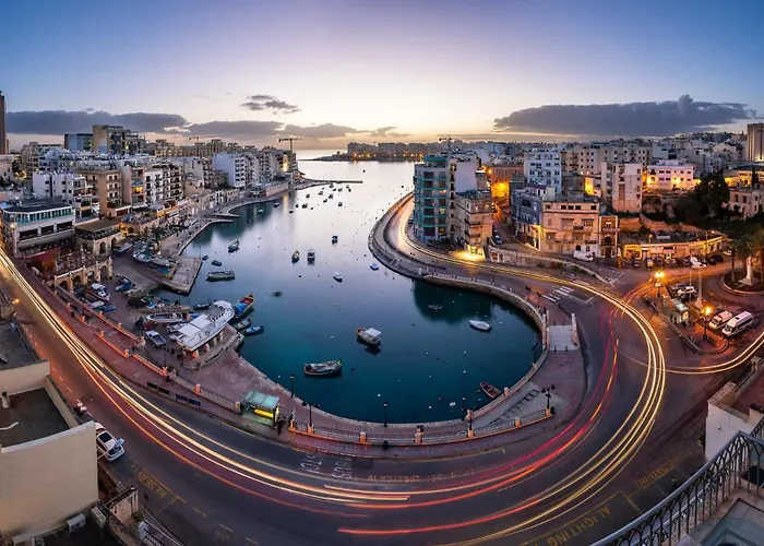 Sleek 2br By The Promenade