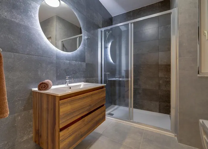 Sleek 2br By The Promenade Apartament *