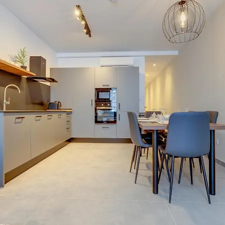 Sleek 2br By The Promenade