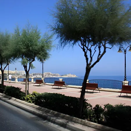 Sleek 2br By The Promenade *