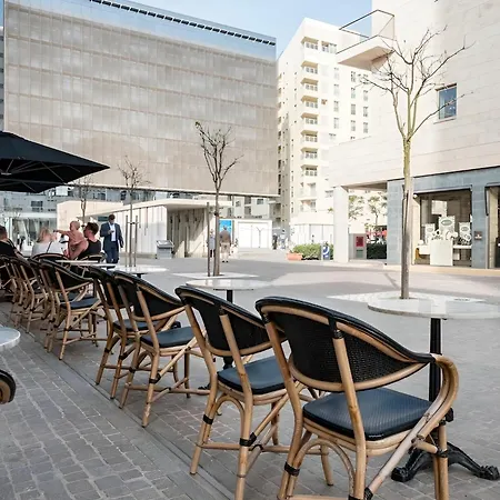 Sleek 2br By The Promenade