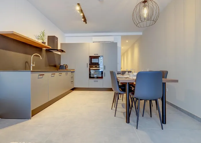 Sleek 2br By The Promenade