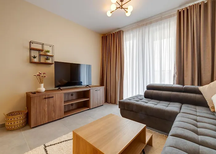 Sleek 2br By The Promenade *