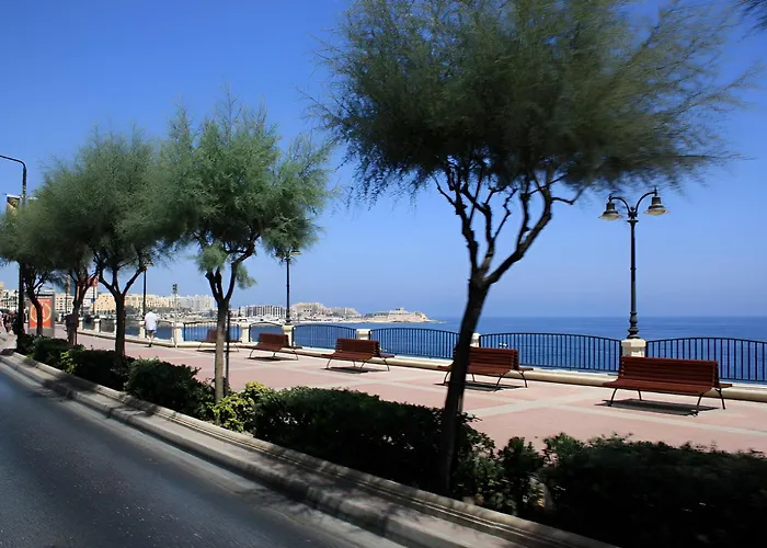 Sleek 2br By The Promenade *