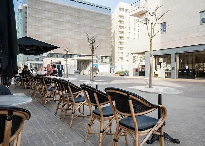 Sleek 2br By The Promenade