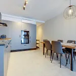 Апартаменты Sleek 2br By The Promenade *