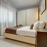 Sleek 2br By The Promenade Апартаменты Слима