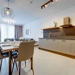 Sleek 2br By The Promenade Апартаменты