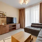 Sleek 2br By The Promenade *