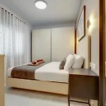 Апартаменты Sleek 2br By The Promenade Слима