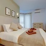 Апартаменты Sleek 2br By The Promenade *