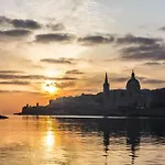 Апартаменты Sleek 2br By The Promenade Слима